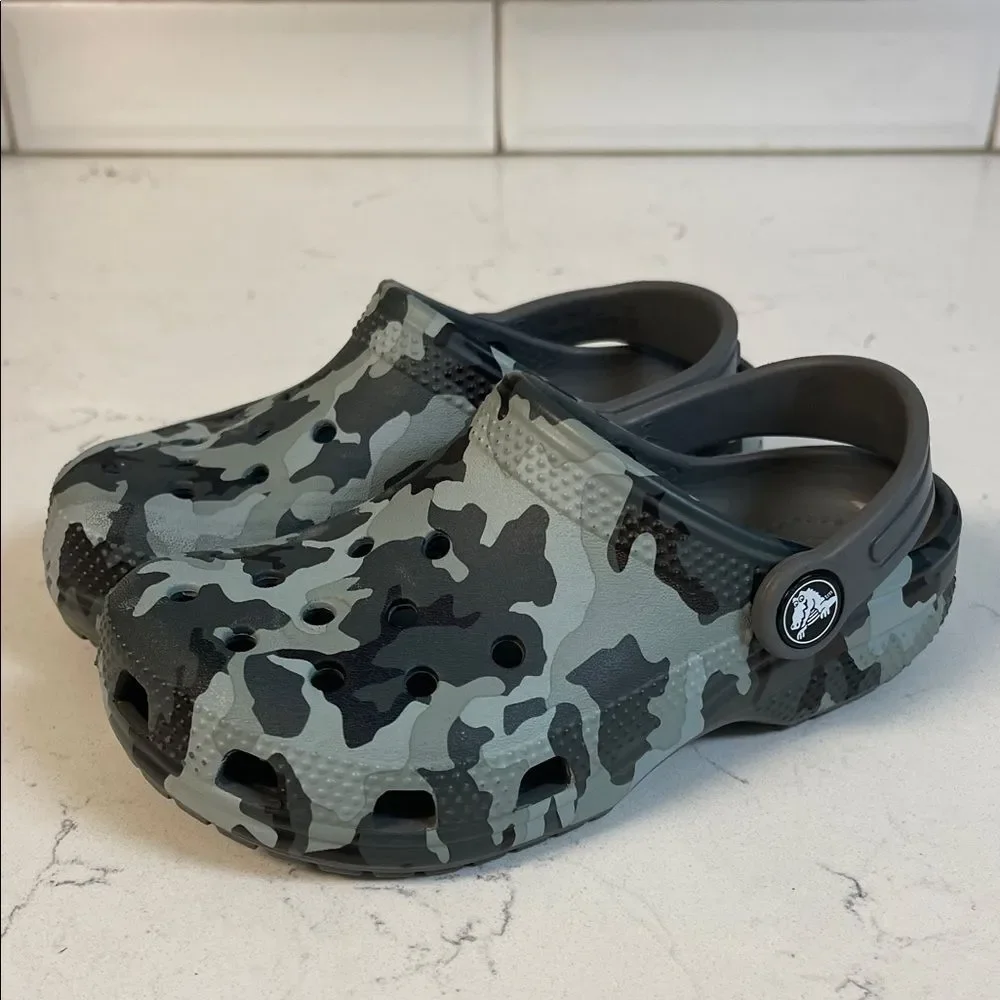 CROCS Kids Clog in Gray & Black Camo Size 11 Big Toddler